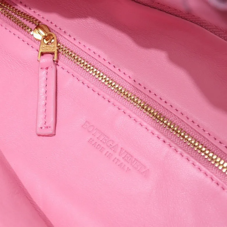 Batch 1460BV Bottega Veneta 2022 Early Spring New Ladies Medium JODIE Handbag BV Bag 🔥The new method is to round the corners on the original basis and knot the round hobo bag with classic woven leather. The most iconic triangular pull-out design, using sheepskin draped soft shape, is super suitable for concave shapes~ Jodie feels really gentle to people, and is definitely the best item for daily matching. It has the same weave, new elements and twists, and is versatile. It is the new favorite of street style Internet celebrities! Size: 36*21*13 Model: 6697